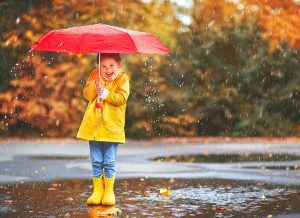 Glückliches Kind im Regen